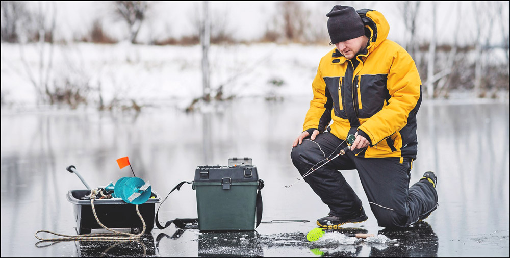 winter fishing with ice fishing flasher